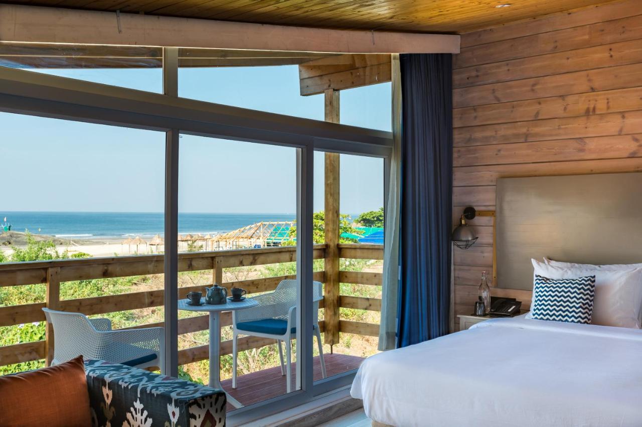 Living Room Beach Resort Morjim Buitenkant foto